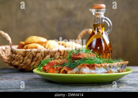 Still-life con pesce fritto e pane Foto Stock