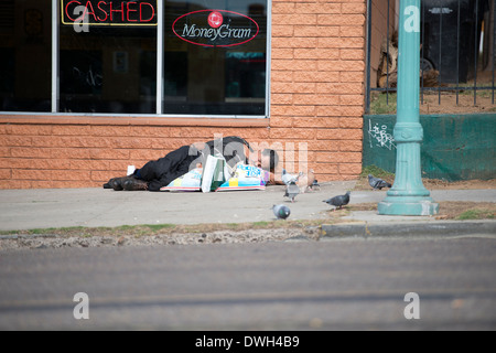 Senzatetto che dorme sul marciapiede, Golden Hill, San Diego, California Foto Stock