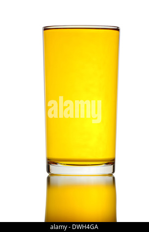 Bicchiere di acqua gialla isolato su sfondo bianco. Foto Stock