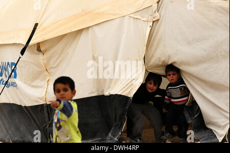 Amman, Giordania. 8 Mar 2014. Siro bambini giocare intorno a loro tenda a Zaatari Refugee Camp in città Mafraq, Giordania, il 8 marzo 2014. Più di 90.000 rifugiati siriano attualmente risiedono in Zaatari. © Mohammad Abu Ghosh/Xinhua/Alamy Live News Foto Stock