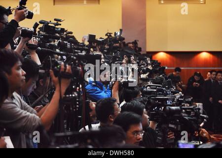 Pechino, Cina. 9 Mar 2014. Fotografi scattano foto durante la Malaysia Airlines conferenza stampa a Pechino il volo mancanti MH 370 il 9 marzo 2014. Credito: Wang Quanchao/Xinhua/Alamy Live News Foto Stock