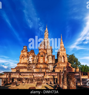 Antica architettura di templi buddisti in Sukhothai Historical Park. Wat Mahathat tempio sotto il cielo blu. Della Thailandia Foto Stock