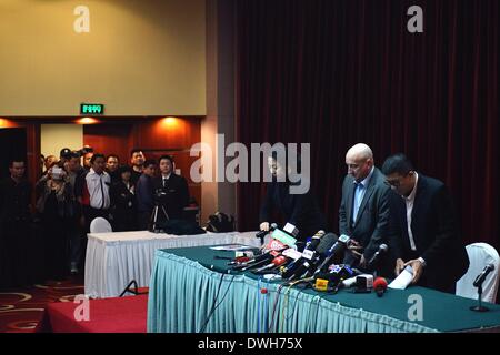 Pechino, Cina. 9 Mar 2014. I rappresentanti della Malaysia Airlines bow al media prima della conferenza stampa a Pechino il volo mancanti MH 370 il 9 marzo 2014. Credito: Wang Quanchao/Xinhua/Alamy Live News Foto Stock