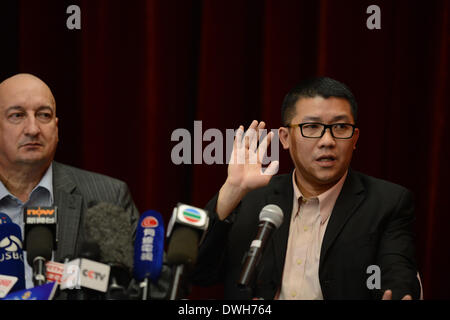 Pechino, Cina. 9 Mar 2014. I rappresentanti della Malaysia Airlines ascoltare i media durante la conferenza stampa a Pechino il volo mancanti MH 370 il 9 marzo 2014. Credito: Jiang Kehong/Xinhua/Alamy Live News Foto Stock