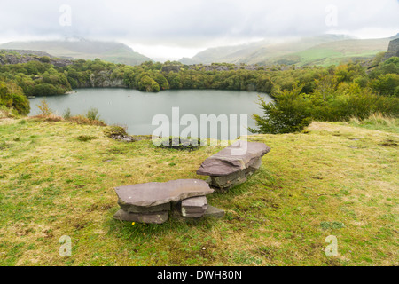 Guardando attraverso il disuso Dorothea cava di ardesia, Nantlle, Gwynedd, Wales, Regno Unito. Inondati con acqua. Foto Stock