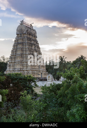 Sera tempesta raccoglie oltre Vellore fort e il Gopuram del tempio di Shiva in Tamil Nadu, India. Foto Stock