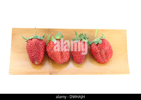 Quattro fragola in bambù piatto su sfondo bianco. Foto Stock