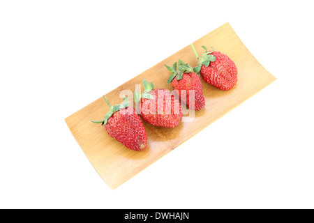 Quattro fragola in bambù piatto su sfondo bianco. Foto Stock