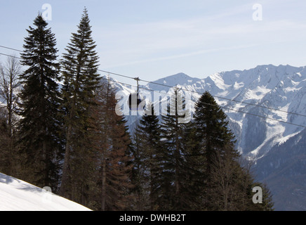 La funivia in montagne caucasiche in inverno Foto Stock