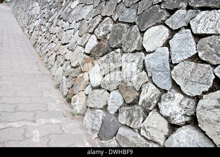 I muri di pietra e camminamenti di sfondo. Foto Stock