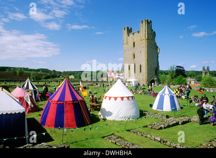 Medieval rievocazione storica, Castello di Helmsley Yorkshire, Inghilterra, Regno Unito, tende encampment inglese castelli Foto Stock