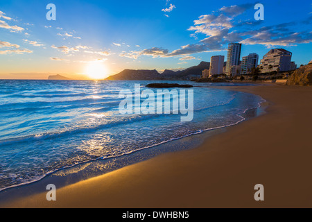 Calpe Alicante tramonto a spiaggia Cantal Roig nel Mediterraneo Spagna Foto Stock
