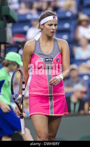 Los Angeles, California, USA. 8 Mar 2014. Julia Goerges, della Germania, reagisce dopo un colpo contro Maria Sharapova, della Russia, durante una seconda -rotondo corrispondono al BNP Paribas Open Tennis Tournament sabato 8 marzo, 2014, in Indian Wells, California. Credito: Ringo Chiu/ZUMAPRESS.com/Alamy Live News Foto Stock