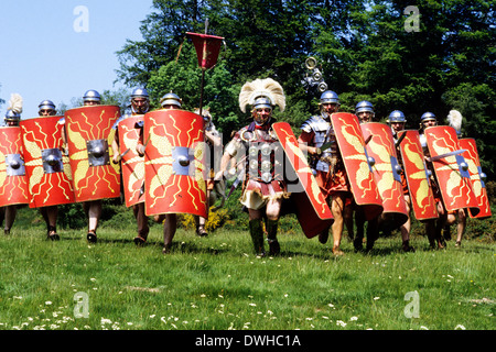 Rievocazione storica, soldati legionari romani, soldato, militare, coorte, attacco, i secolo, Esercito in Gran Bretagna legione, legioni armature scudi, armi Inghilterra Regno Unito Foto Stock