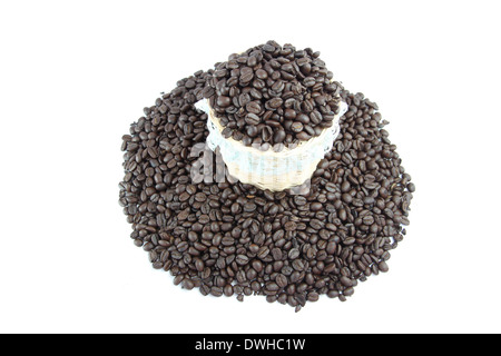 Chicchi di caffè tostati in cesto su sfondo bianco. Foto Stock
