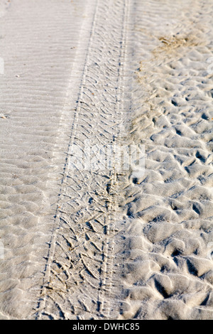 Tracce di pneumatici nella sabbia, a sinistra dalla gomma di pneumatici di un carrello di prelievo a cavallo lungo la spiaggia di Jacksonville, Florida. Foto Stock