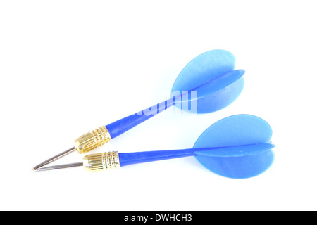 Blue Freccette isolati su sfondo bianco. Foto Stock