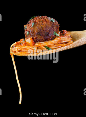 Con le polpette e spaghetti in un cucchiaio di legno. Foto Stock