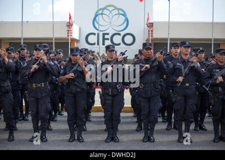 San Salvador El Salvador. 8 Mar 2014. Membri della nazionale di polizia civile guardia presso il Centro Internazionale di fiere e congressi (CIFCO, per il suo acronimo in spagnolo), in vista del secondo turno delle elezioni presidenziali in San Salvador, capitale di El Salvador, 8 marzo 2014. © Luis Echeverria/Xinhua/Alamy Live News Foto Stock