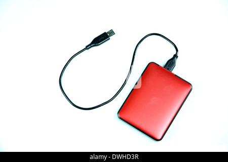 Red hard disk esterno isolato su sfondo bianco. Foto Stock