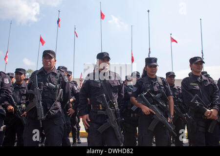 San Salvador El Salvador. 8 Mar 2014. Membri della nazionale di polizia civile guardia presso il Centro Internazionale di fiere e congressi (CIFCO, per il suo acronimo in spagnolo), in vista del secondo turno delle elezioni presidenziali in San Salvador, capitale di El Salvador, 8 marzo 2014. © Luis Echeverria/Xinhua/Alamy Live News Foto Stock