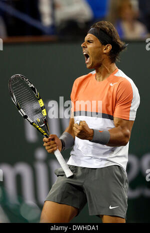 08 Marzo 2014: Rafael Nadal di Spagna reagisce a conquistare un punto contro Radek STEPANEK: risultati nei della Repubblica ceca durante il BNP Paribas Open a Indian Wells Tennis Garden di Indian Wells CA. Foto Stock