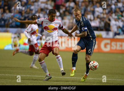 Vancouver, Canada. 8 Mar 2014. Vancouver Whitecaps' Jay demerito (R) il sistema VIES con New York Red Bulls' Tim Cahill durante il loro MLS soccer season opener alla BC Place di Vancouver, Canada, il 8 marzo 2014. Whitecaps sconfitto Red Bulls 4-1. Credito: Sergei Bachlakov/Xinhua/Alamy Live News Foto Stock