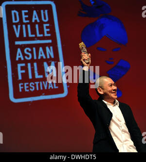 Deauville, Francia. 8 Mar 2014. Direttore Ming-Liang Tsai del sud-est della Cina di Taiwan presenta con un omaggio speciale premio durante il premio cerimonia di consegna del XVI Deauville Asian Film Festival di Deauville, Francia, 8 marzo 2014. © Chen Xiaowei/Xinhua/Alamy Live News Foto Stock