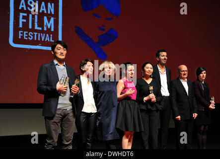 Deauville, Francia. 8 Mar 2014. I vincitori del premio e gli ospiti possono stare in piedi sul palco durante il premio cerimonia di consegna del XVI Deauville Asian Film Festival di Deauville, Francia, 8 marzo 2014. © Chen Xiaowei/Xinhua/Alamy Live News Foto Stock