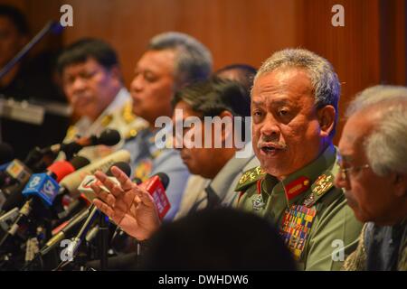 Kuala Lumpur, Malesia. 9 Mar 2014. Il capo delle Forze Armate della Malaysia Zulkifeli Mohd. Zin (seconda R) parla nel corso di una conferenza stampa a Kuala Lumpur, Malesia, 9 marzo 2014. Il mancante Malaysian jet può avere ruotato indietro dal suo corso programmato a Pechino prima di scomparire, un ufficiale militare detto qui Domenica. Credito: Chong Voon Chung/Xinhua/Alamy Live News Foto Stock