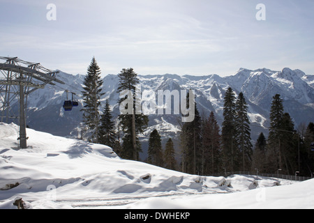 La funivia in montagne caucasiche in inverno Foto Stock