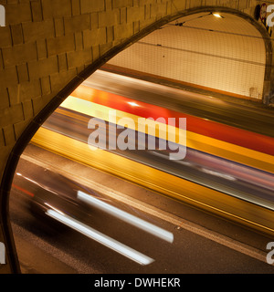 Di notte la luce del traffico percorsi su una strada nel centro di Varsavia, Polonia. Foto Stock