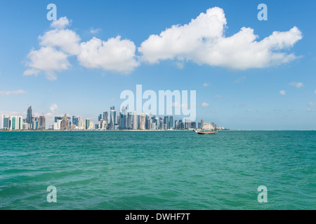 Doha, Qatar, nuovo skyline del West Bay quartiere finanziario centrale Foto Stock