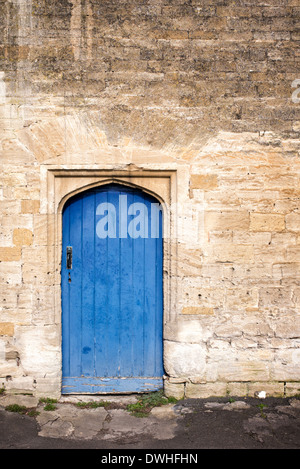 Vecchio Blu arcuata porta di legno a Burford, Cotswolds, Oxfordshire, Inghilterra Foto Stock