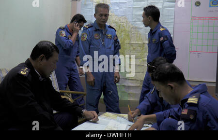 Kuala Lumpur, Malesia. 9 Mar 2014. I membri del Malaysian Maritime Enforcement Agency discutere prima di intraprendere la ricerca del volo mancanti del Malaysian Airlines, nello stato di Kelantan, Malaysia, 9 marzo 2014. Credito: Malaysian Maritime Enforcement Agency/Xinhua/Alamy Live News Foto Stock