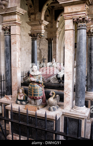 Un monumento di Lucio Carey e sua moglie Elisabetta all'interno di San Giovanni Battista, burford, Cotswolds, Oxfordshire, Inghilterra Foto Stock