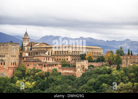 Granada, Andalusia El Albaycin (il quartiere musulmano) Vista della Alhambra Foto Stock