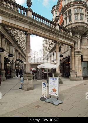 Il siciliano Avenue Holborn Londra Foto Stock