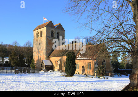 La bella chiesa di St Bartholomews presso il villaggio di Fingest, con il suo doppio e a doppio spiovente torre normanna su un giorno inverni Foto Stock