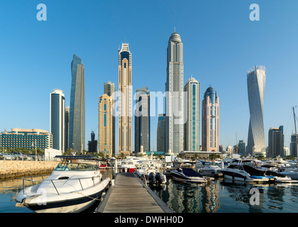 Vista della skyline di grattacieli dal yacht club marina durante la International Boat Show 2014 in Dubai Emirati Arabi Uniti Foto Stock