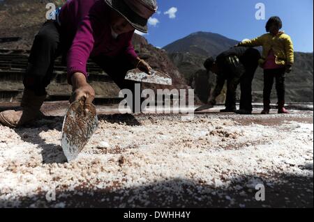 Markam. 9 Mar 2014. Gli abitanti di un villaggio di lavorare in una salina di nazionalità Naxi township di Markam contea di Qamdo Prefettura, a sud-ovest della Cina di regione autonoma del Tibet, 9 marzo 2014. La contea di Markam è conosciuto come un luogo con sale ricche di risorse. Da lontano, ci sono alcune 3,454 saline sulla scogliera piste e riverside in Naxi per far evaporare la soluzione salina al sole con un'ancestrale tecnica poiché la Dinastia Tang © 618-907 AD/Alamy Live News Foto Stock