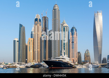 Vista della skyline di grattacieli dal yacht club marina durante il salone nautico internazionale di Dubai, Emirati Arabi Uniti Foto Stock