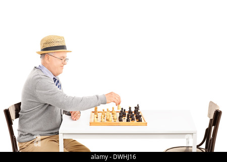 Vecchio senile uomo giocando una partita a scacchi da solo Foto Stock