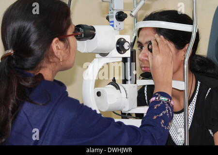 Nala Road, Patna, Bihar, in India, 09 marzo 2014. La domenica mattina. Libera il glaucoma detection camp sul mondo Galucoma Settimana in Ramakrishna Mission Ashrama. Catchline 'Beat Glaucoma invisibile". Servizio prima di sé. Deve essere una destinazione di viaggio in un giorno qualsiasi di Patna. Credito: Rupa Ghosh/Alamy Live News. Foto Stock