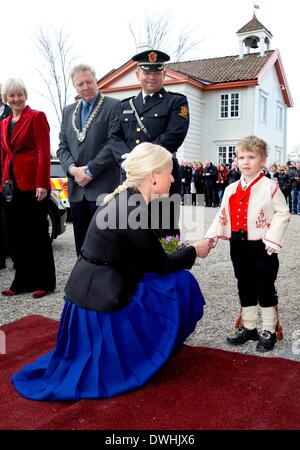 Crownprincess Mette-Marit di Norvegia visiti la Constitution Hall in Eidsvoll, Norvegia, sulla Giornata internazionale della donna 8 marzo 2014. La riunione è stata nella stessa stanza dove 112 uomini ha reso la costituzione nel 1814, sarebbe prendere un altro 99 anni prima che le donne della Norvegia poteva votare. Foto: Patrick van Katwijk Foto Stock