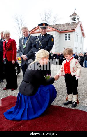 Crownprincess Mette-Marit di Norvegia visiti la Constitution Hall in Eidsvoll, Norvegia, sulla Giornata internazionale della donna 8 marzo 2014. La riunione è stata nella stessa stanza dove 112 uomini ha reso la costituzione nel 1814, sarebbe prendere un altro 99 anni prima che le donne della Norvegia poteva votare. Foto: Patrick van Katwijk Foto Stock