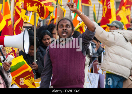 Londra, 8 marzo 2014. Decine di cittadini dello Sri Lanka demoonstrate al di fuori di Downing Street esortando il Regno Unito a non torna un inchiesta dell ONU in crimini di guerra commessi durante la guerra civile con le Tigri Tamil. Foto Stock