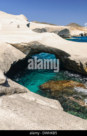 Bianco formazione costiera a Sarakiniko, Isola di Milos, Grecia Foto Stock