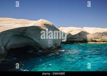 Bianco formazione costiera a Sarakiniko, Isola di Milos, Grecia Foto Stock