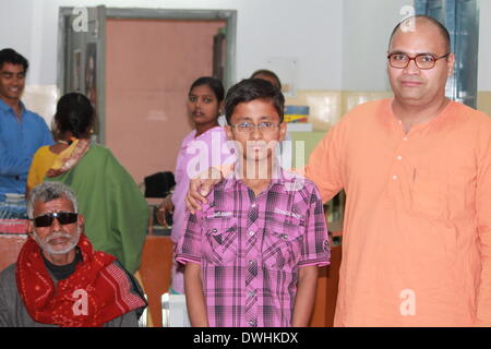 Nala Road, Patna, Bihar, in India, 09 marzo 2014. La domenica mattina. Libera il glaucoma detection camp sul mondo Galucoma Settimana in Ramakrishna Mission Ashrama. Catchline 'Beat Glaucoma invisibile". Servizio prima di sé. Deve essere una destinazione di viaggio in un giorno qualsiasi di Patna. Credito: Rupa Ghosh/Alamy Live News. Foto Stock